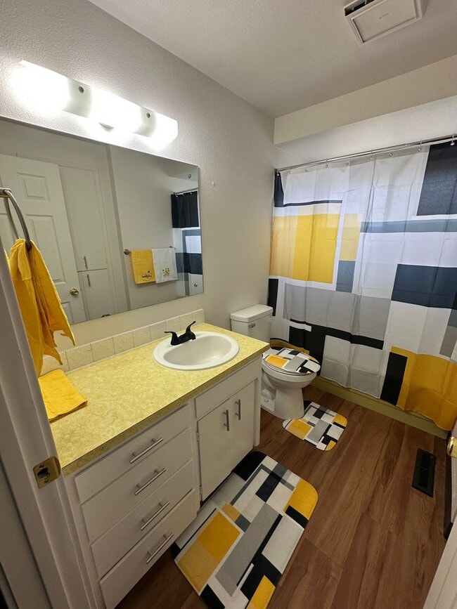 Building Photo - Gorgeous 4 Bedroom 2 Bathroom House!!!! #1101