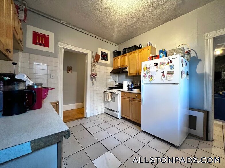 Building Photo - 18 Glenville Ave