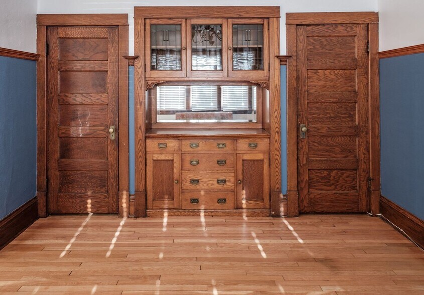 Built-in Buffet - 2016 Selby Ave