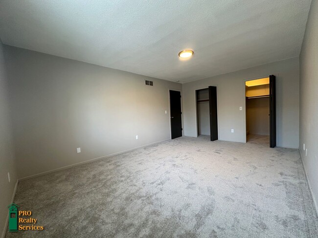 Building Photo - 2 Bedroom Townhome **$1,000.00 Rent Credit...