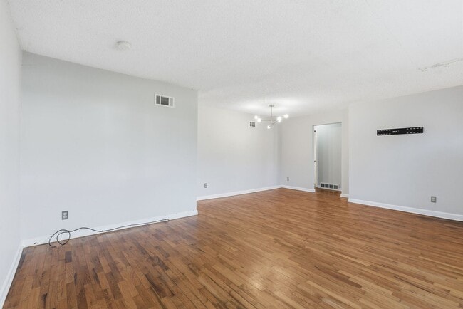 Building Photo - 1354 E Walnut St