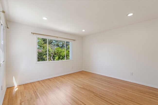 Building Photo - 4 Bed • 3 Bath • 2,135 Sq Ft (Main House) ...