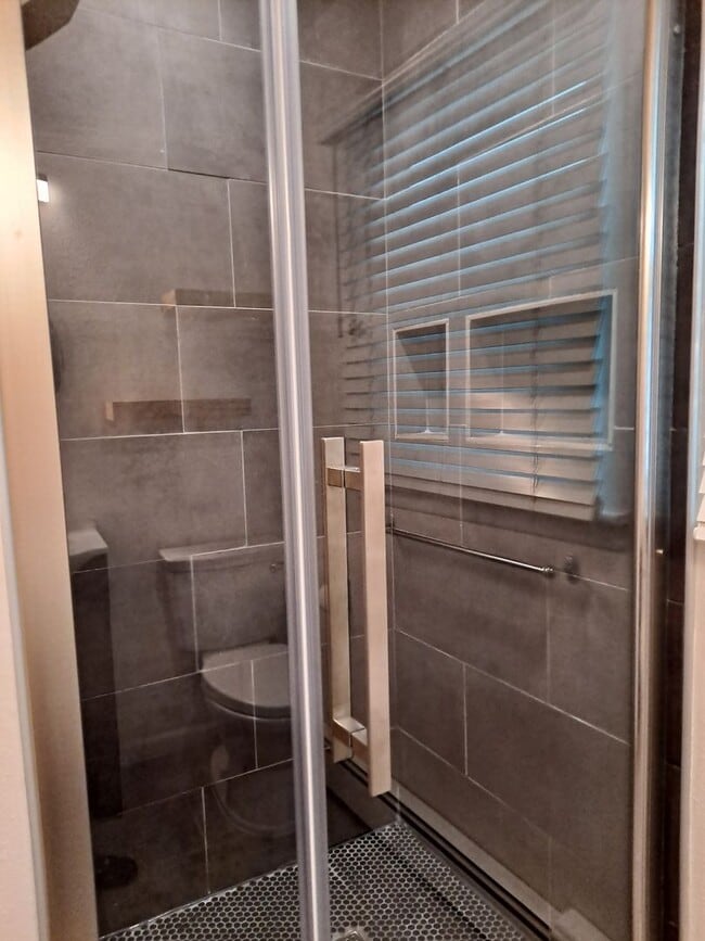 Building Photo - ALL PROSPECTIVE TENANTS MUST SUBMIT A $58 ...