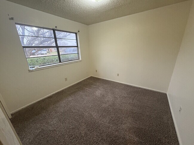 Building Photo - Move In Special For This Warm & Spacious L...
