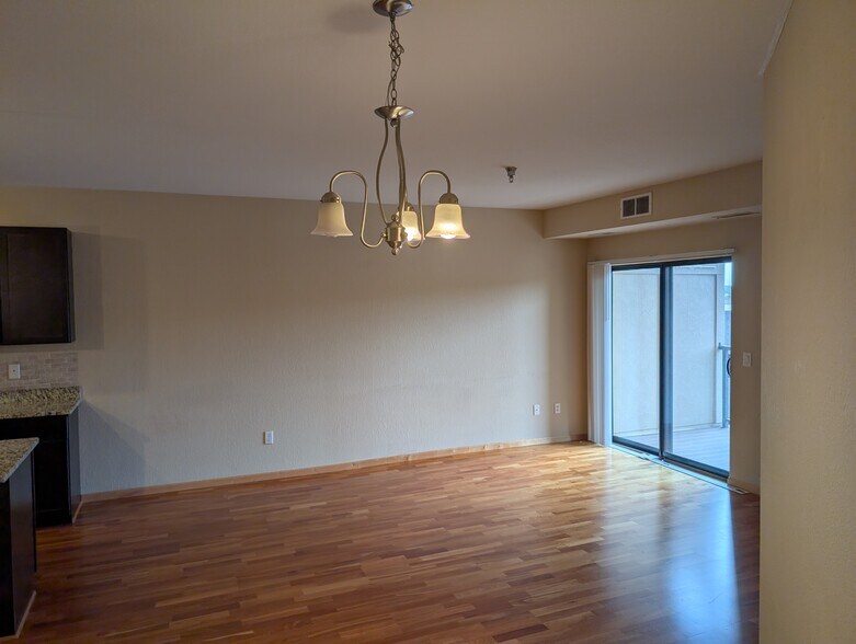 Large Open concept living room - 1155 Ford Road