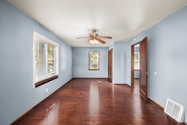 Building Photo - Spacious St. Ann Home with Large Detached ...