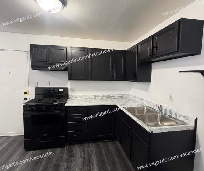 Building Photo - FOR RENT — SPACIOUS 3 BED / 1 BATH HOME