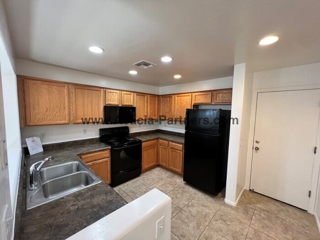 Building Photo - Beautiful Three Bedroom 2 and 1/2 Bath Home