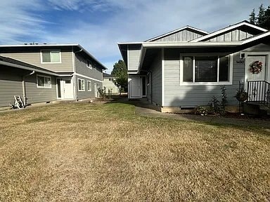 Building Photo - 1440 NE Paropa Ct