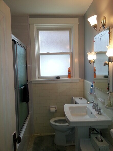 bathroom - 5901 Hobart St