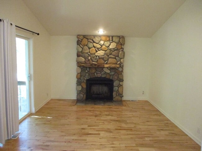 Building Photo - Charming Rambler in Lake Minterwood with P...