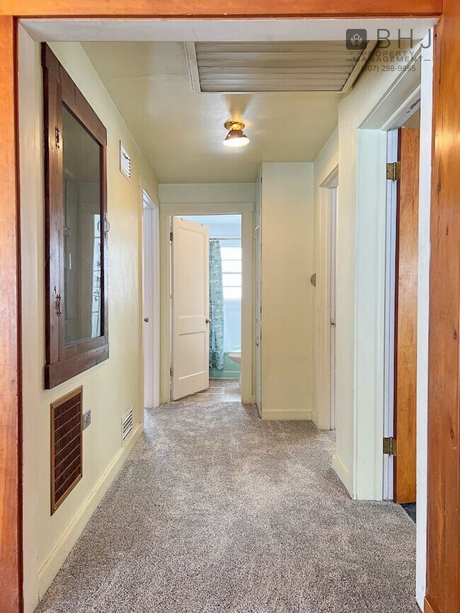 Building Photo - 6 month lease! 3 bed/ 1 bath Single Family Home on Coffeen!