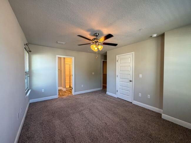 Building Photo - 3 bedroom 2.5 bath townhome tucked inside ...