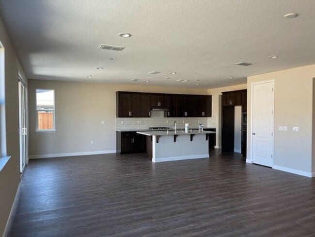 Building Photo - 3 Bedroom 2 Bathroom
