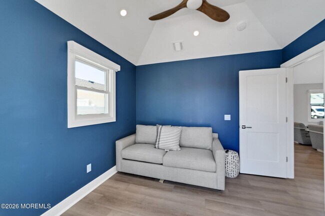 Building Photo - 347 Bay Ln