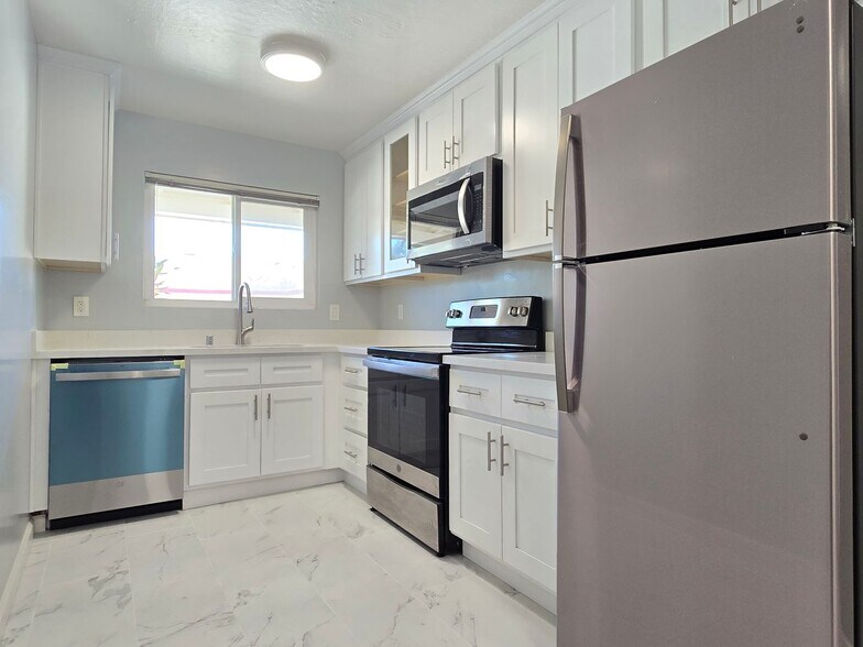 Building Photo - 446 S Bernardo Ave