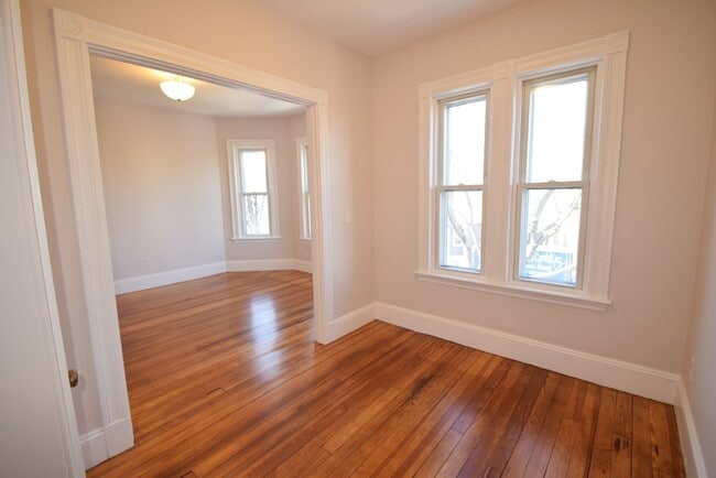 Building Photo - 755 Saratoga St
