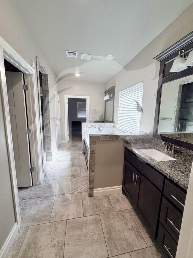 Building Photo - "Stunning 4-Bed Gem with Granite Touch & C...