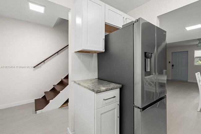 Building Photo - 2305 Tamarind Dr