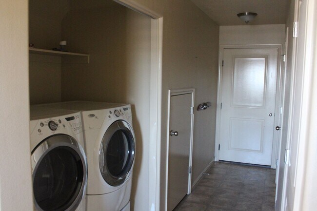 Building Photo - Fox Cove Unit