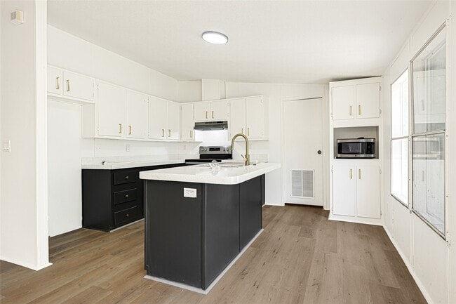 Building Photo - 16315 Lone Star Ranch Dr