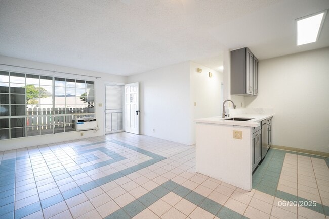 Building Photo - MOVE IN READY! 2/1.5/2 Renovated Unit, Cen...