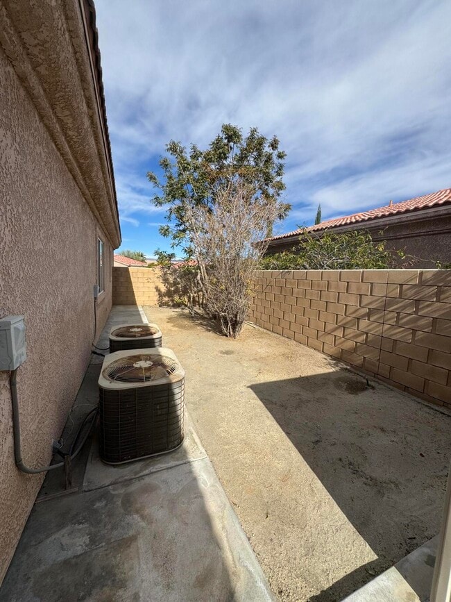 Building Photo - 74081 W Petunia Pl