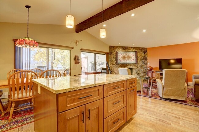 Building Photo - 2 BDR 2 BATH UPDATED  Lake Dillon Condo WI...