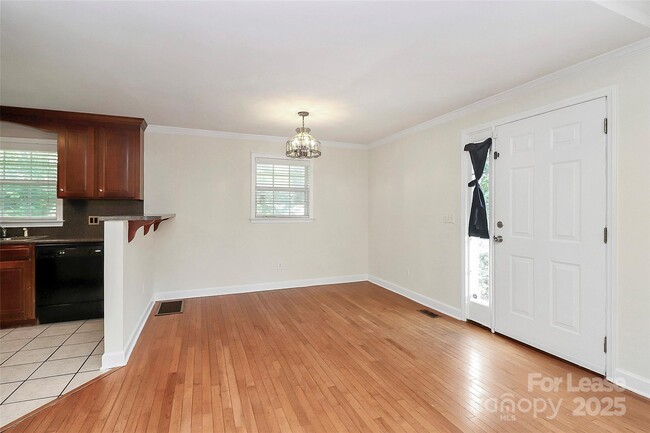 Building Photo - 1005 Rainbow Dr