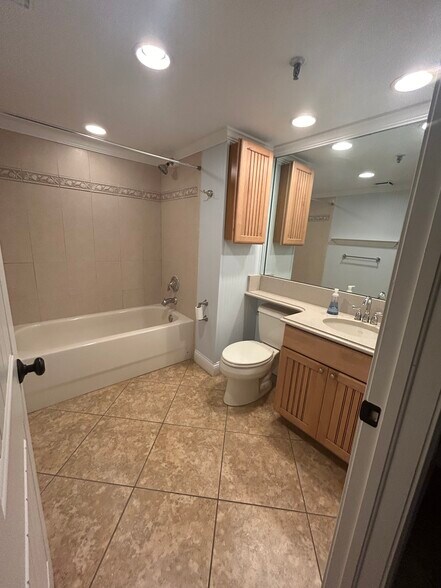 Guest bathroom - 19111 Vista Bay Dr