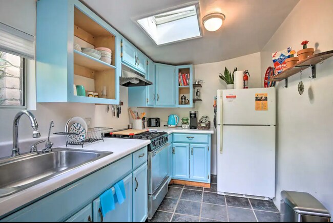 Building Photo - 750 Sky Line Trail