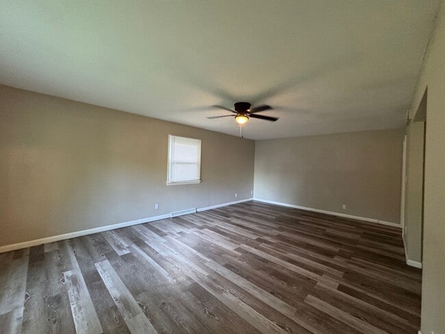 Building Photo - Cute 3 Bedroom Home Available Now