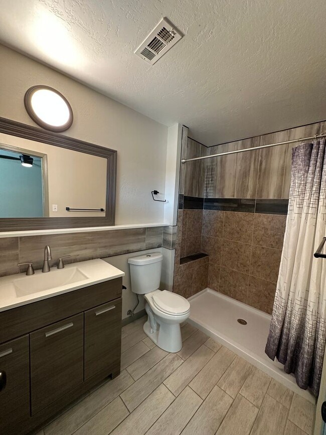 Building Photo - SE Visalia home with pool coming soon! All utilities included