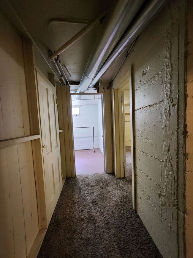 Building Photo - Victorian Home Downtown – Available NOW, 6...