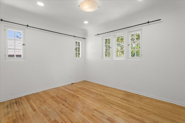 Building Photo - AS Silver Lake (#321)
