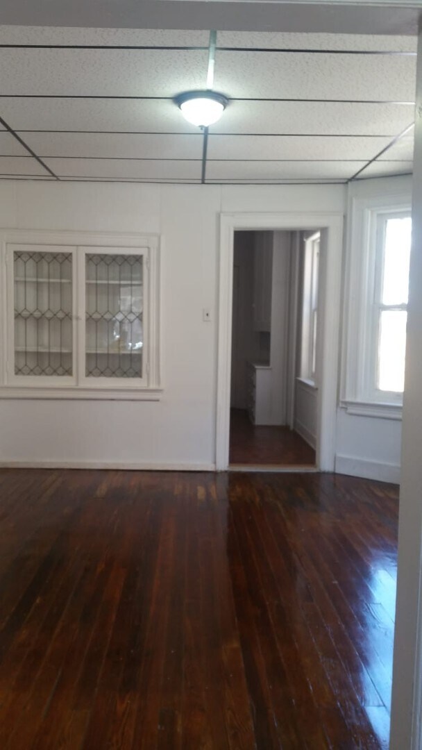 Building Photo - Large home for family!