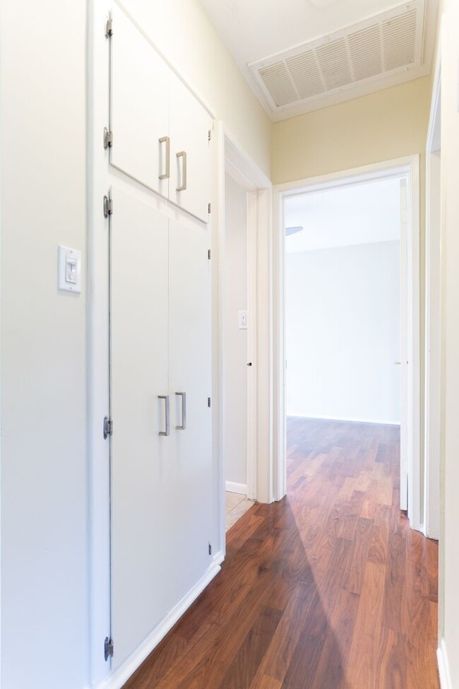 Building Photo - Beautiful 3b2b Home with Private Fenced Ya...