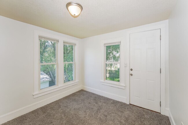 Building Photo - 1115 1/2 4th Street NE