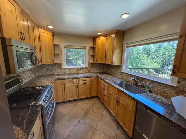 Building Photo - Beautiful 3 Bedroom/2 Bathroom Plus Bonus Room in Ben Lomond