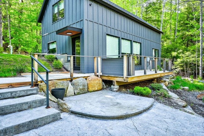 Building Photo - 18 Woody Ln