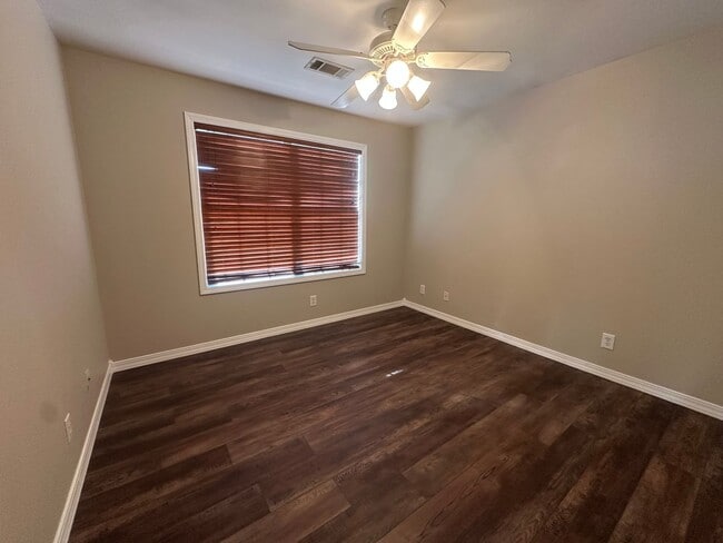 Building Photo - Welcome to this charming 3-bedroom, 2-bath...