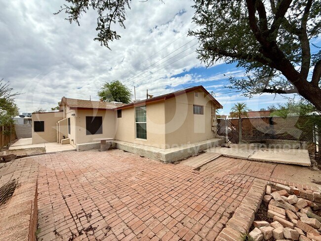Building Photo - 2760 N Palo Verde Ave