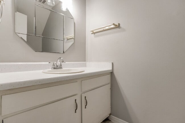 Building Photo - Desirable townhouse centerally located.