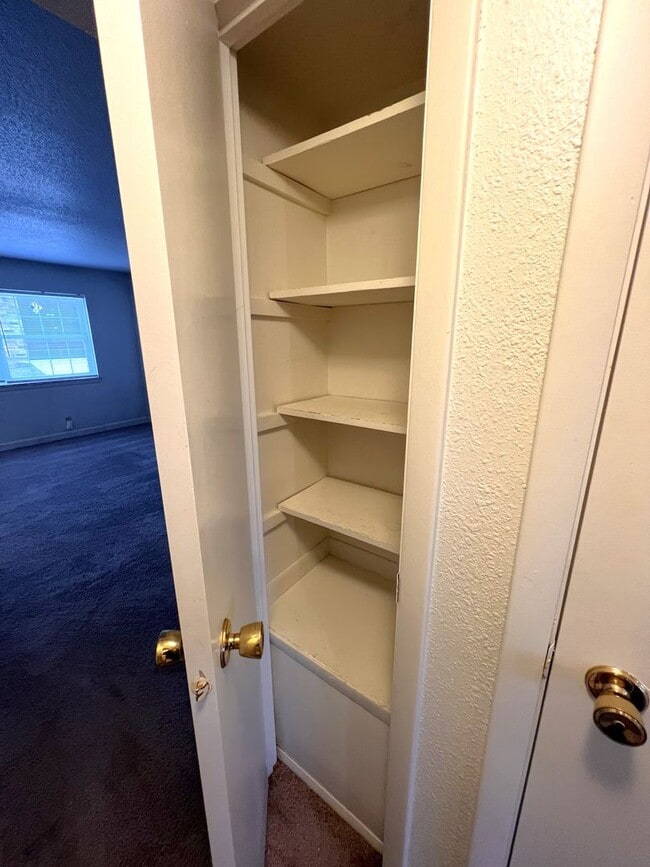 Building Photo - Spacious 1 Bedroom 1 Bath in the heart of Coralville!