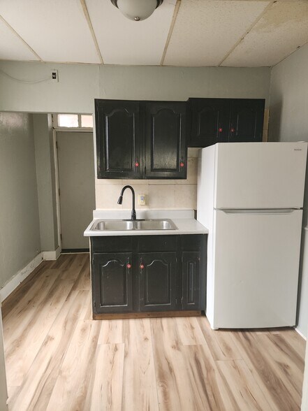 Building Photo - 228 S Pine St