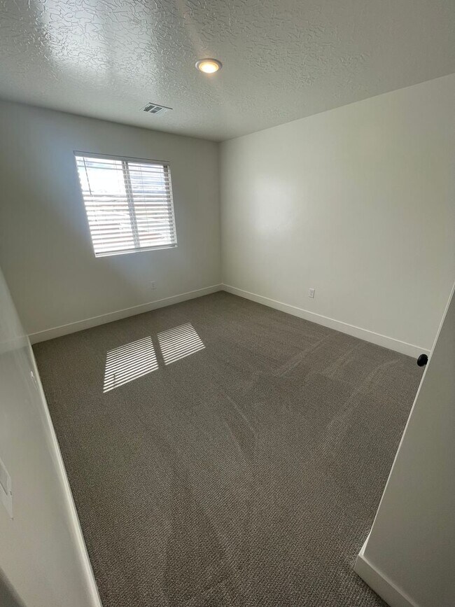 Building Photo - Beautiful Townhome! Washer and dryer included.