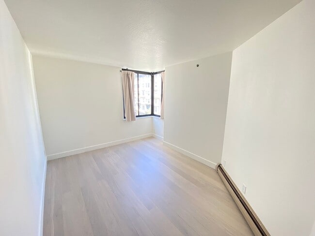 Building Photo - Advent - Low Deposit, Parking & Internet I...