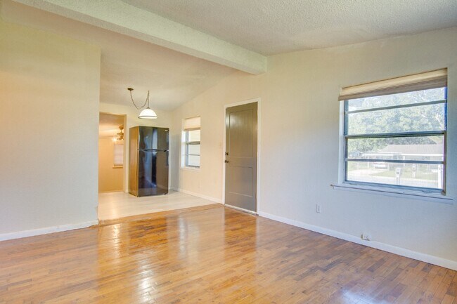 Building Photo - Pensacola 3BR Home with Bonus Den, Hardwood Floors & Fenced Backyard-Coming Available 8/17.