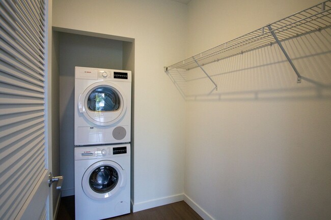 Building Photo - CHRISTMAS COMES EARLY: $500 FOR YOU! 2nd Floor Modern & Sleek 1Bdr in Sellwood!