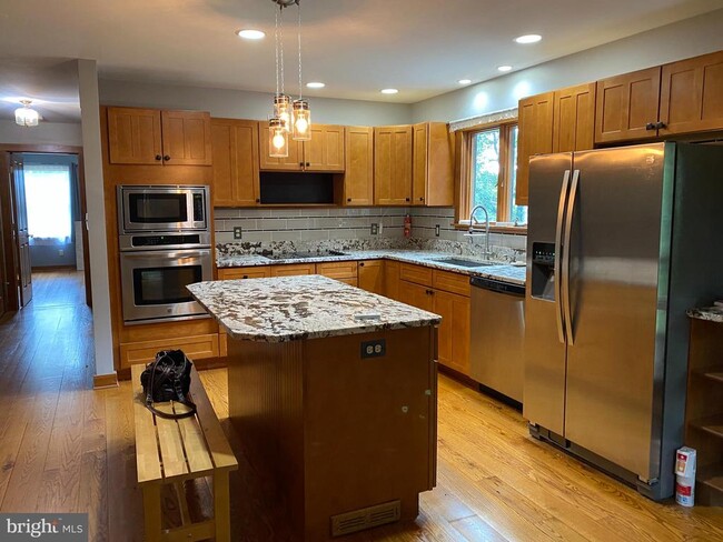 Building Photo - 1909 Back Mountain Rd